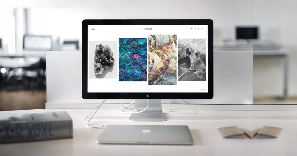 Desktop-Computer mit Website.