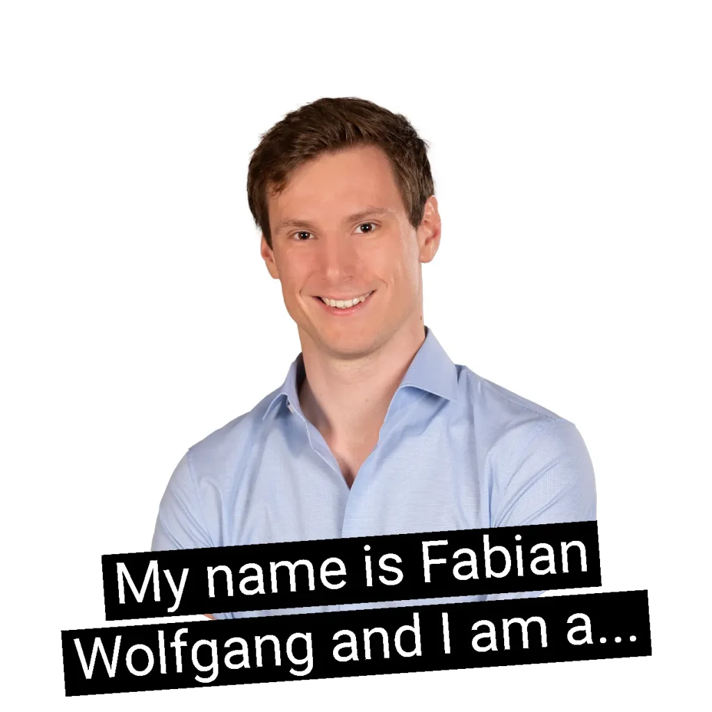 Ein Mitglied des Teams einer Webdesign-Agentur, platziert auf einem runden, weißen Hintergrund, lächelt in die Kamera. Am unteren Rand des Kreises befindet sich ein schwarzes Banner mit dem Text: "Mein Name ist Fabian Wolfgang und ich bin ein...